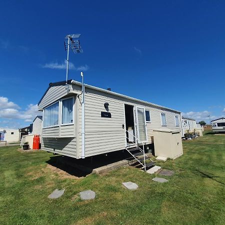 Remarkable 5-Bed Cabin In Clacton-On-Sea Villa Exterior photo