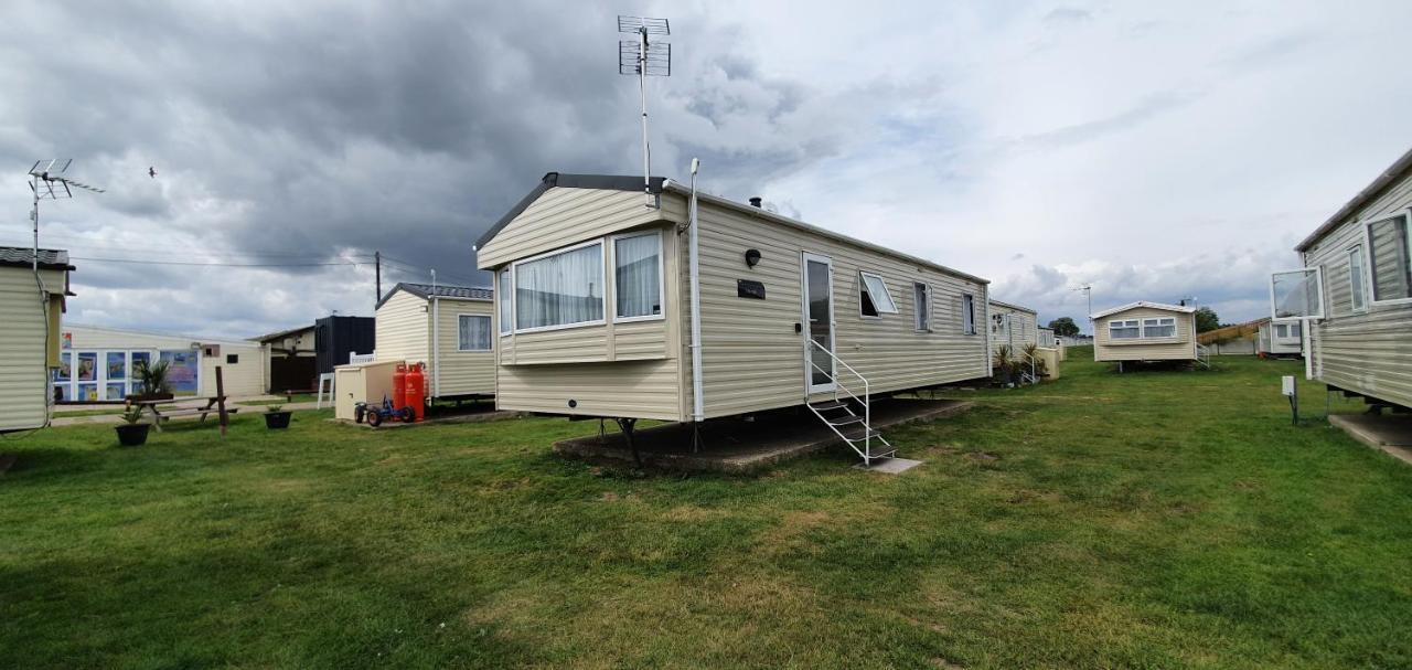 Remarkable 5-Bed Cabin In Clacton-On-Sea Villa Exterior photo